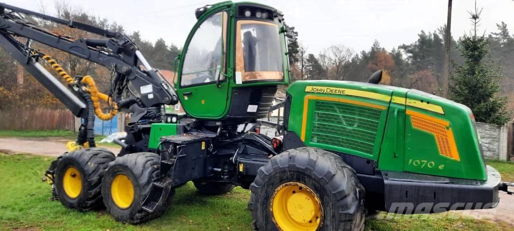 John Deere 1070 E Betakarítók