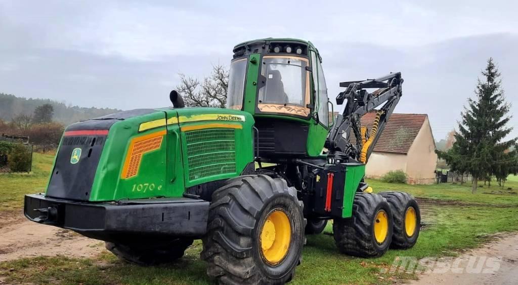 John Deere 1070 E Betakarítók