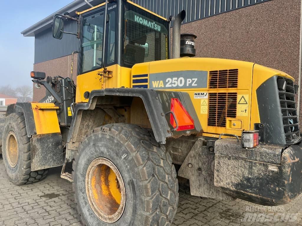 Komatsu WA 250 PZ-5 Gumikerekes homlokrakodók
