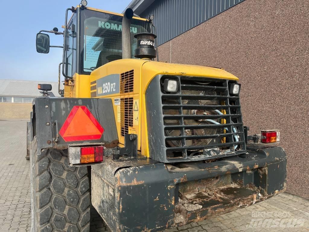Komatsu WA 250 PZ-5 Gumikerekes homlokrakodók