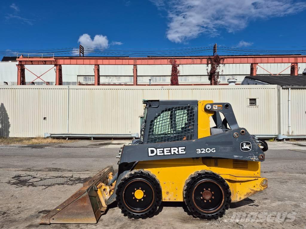 John Deere 320 Kompaktrakodók