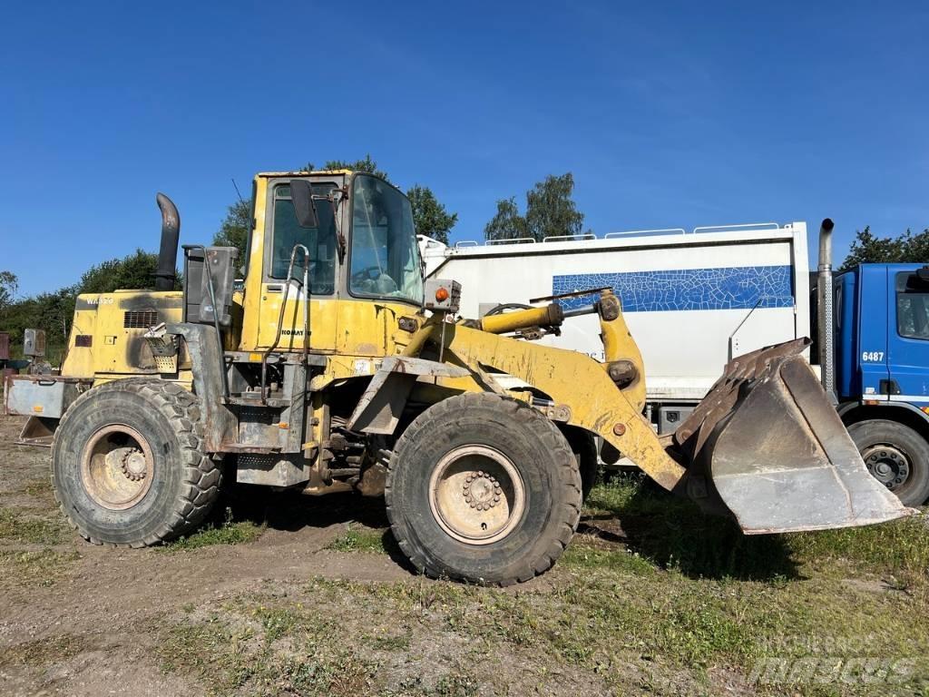 Komatsu WA 320 Gumikerekes homlokrakodók