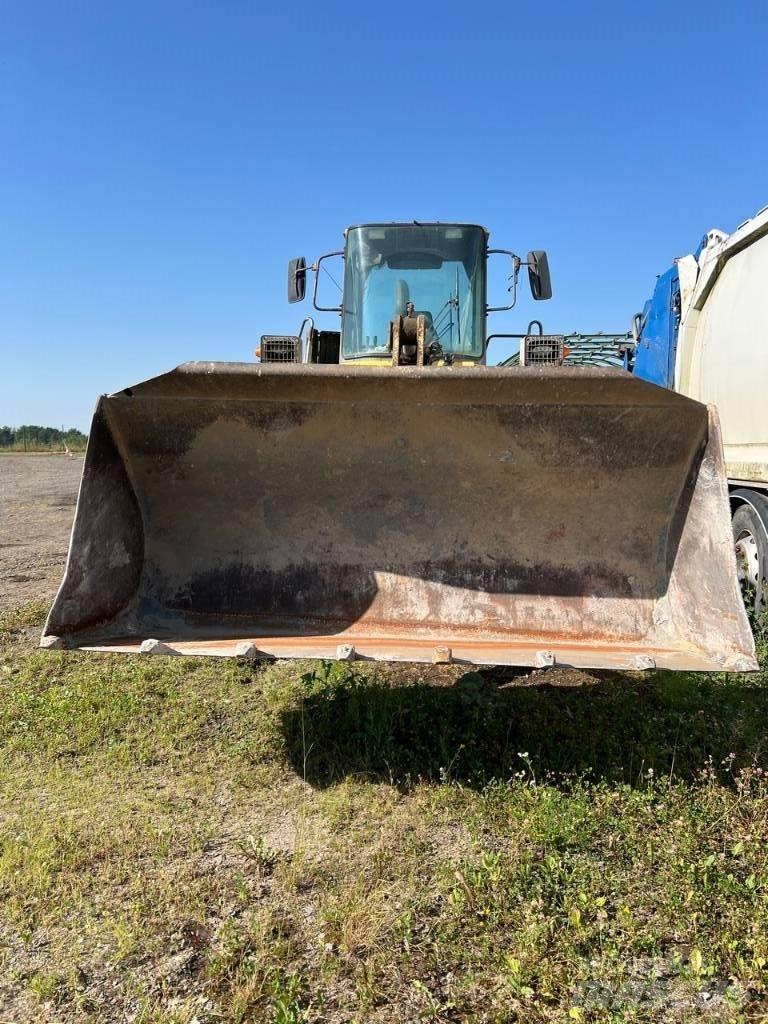 Komatsu WA 320 Gumikerekes homlokrakodók