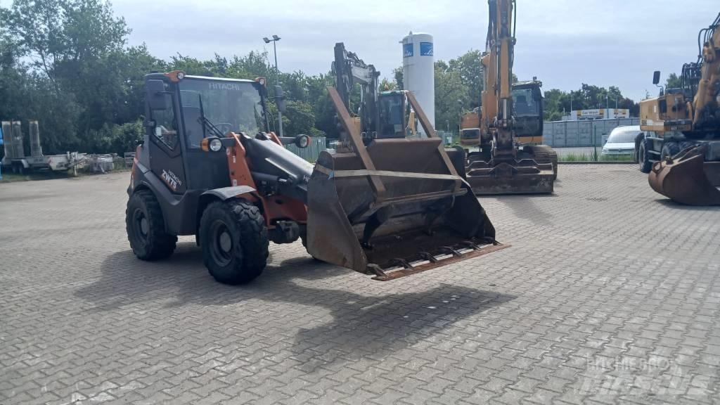 Hitachi ZW 75 Gumikerekes homlokrakodók