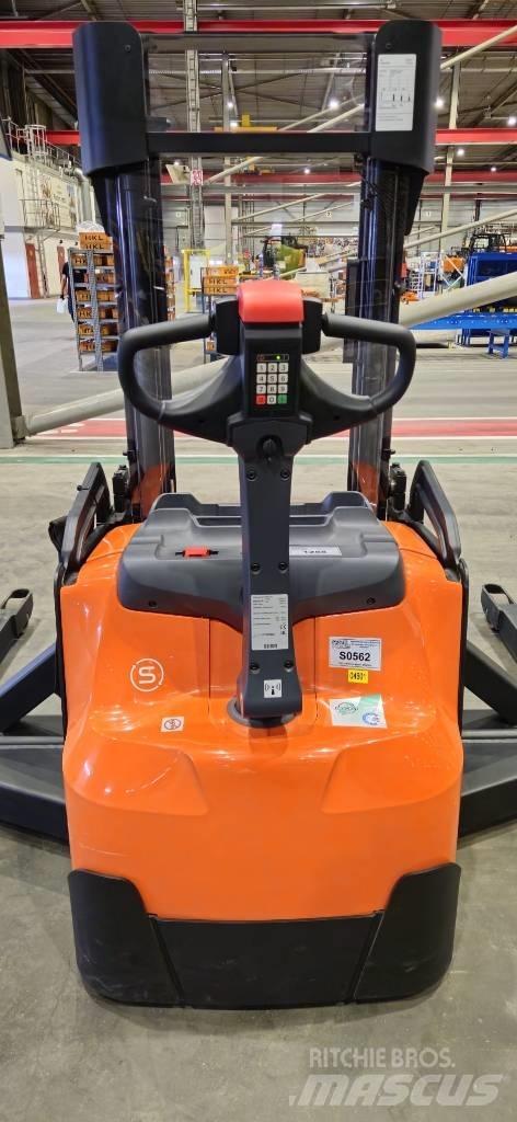 Toyota SWE140S Gyalogkíséretű targonca