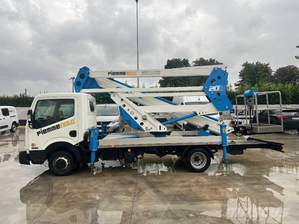 Nissan Socage 320 Teherautóra szerelt emelők és állványok