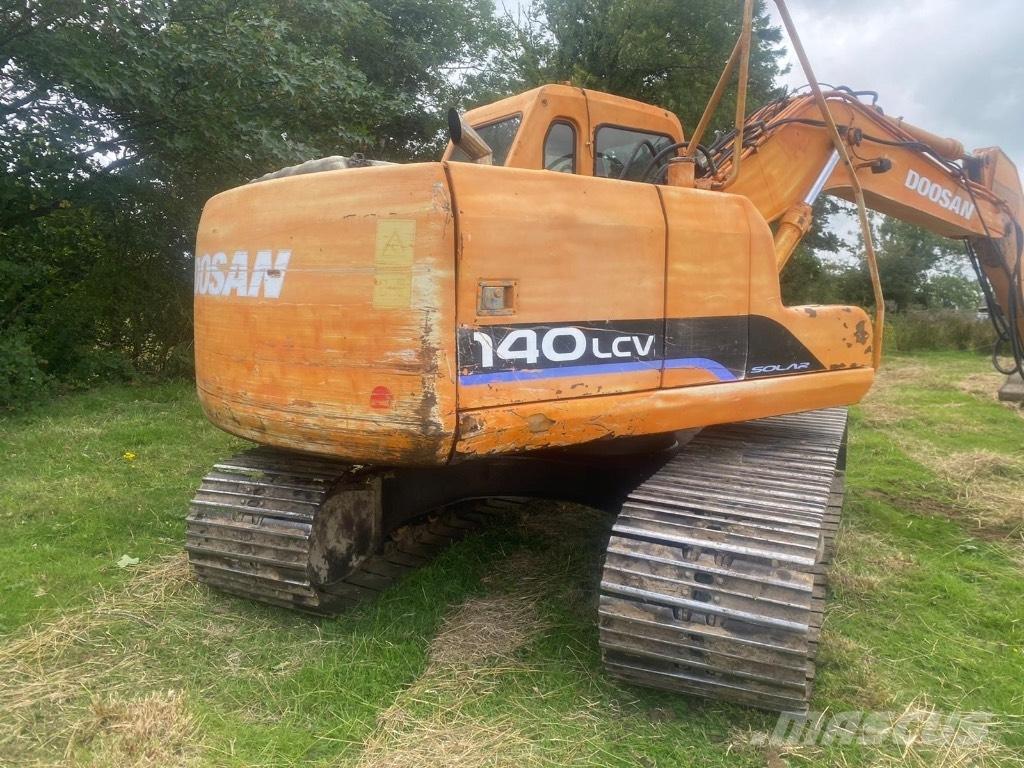 Doosan DX 140 Gumikerekes kotrók