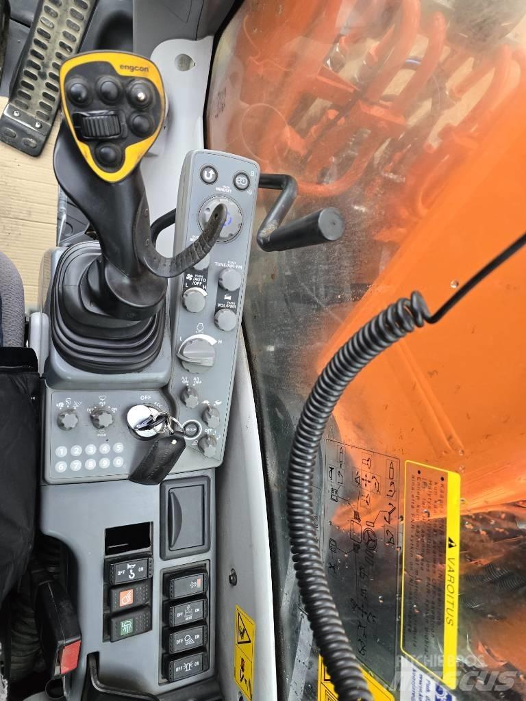 Hitachi ZX 220W-5 Gumikerekes kotrók