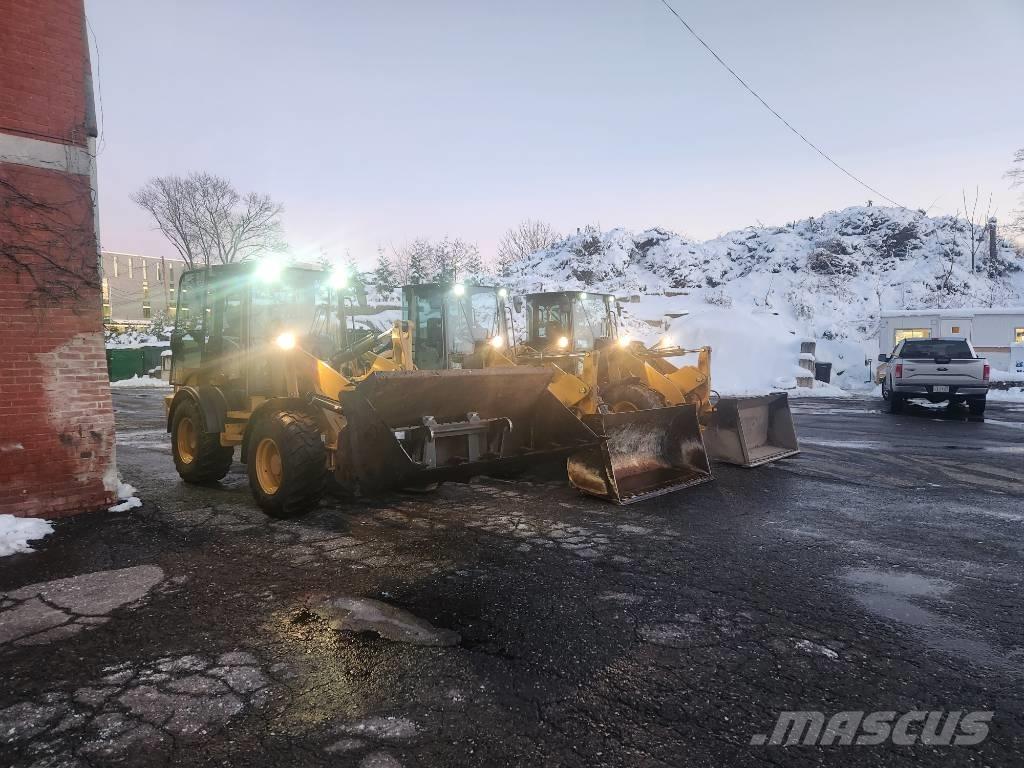 CAT 908m Gumikerekes homlokrakodók
