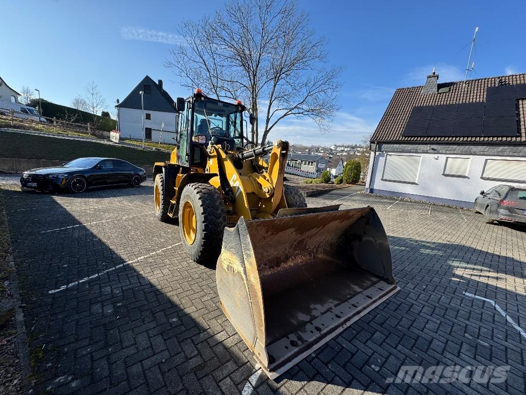 CAT 910M Gumikerekes homlokrakodók
