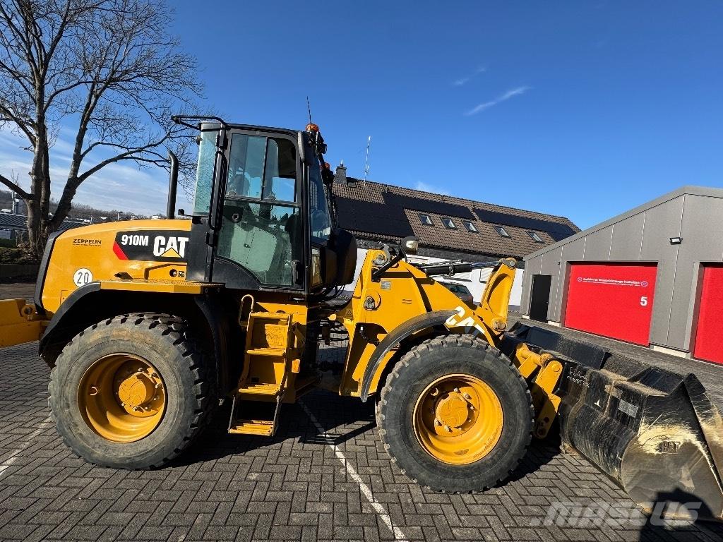 CAT 910M Gumikerekes homlokrakodók