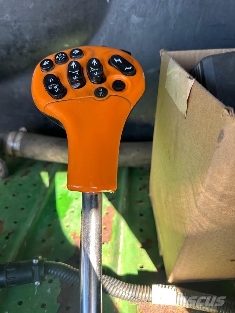 John Deere R952 i Vontatott trágyaszórók
