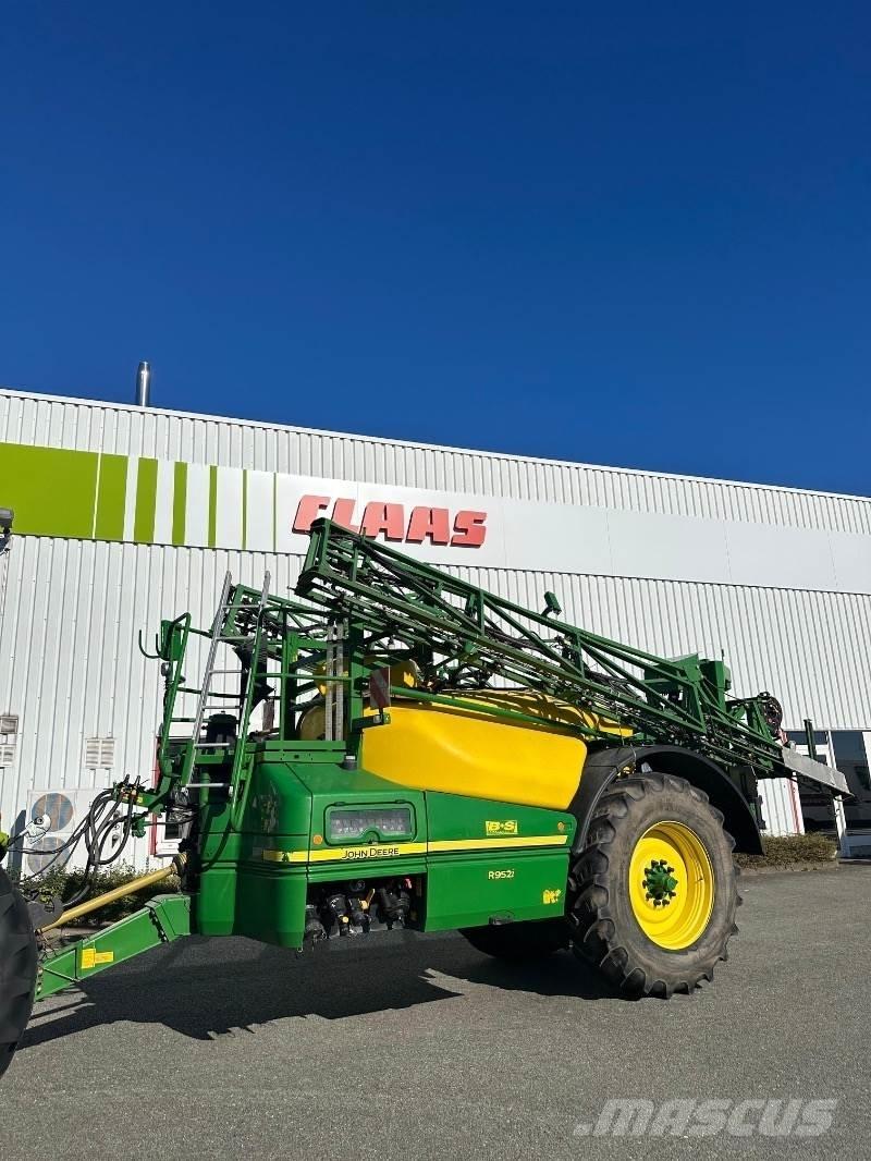 John Deere R952 i Vontatott trágyaszórók