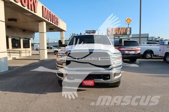 RAM 3500 HD Platós / Ponyvás teherautók