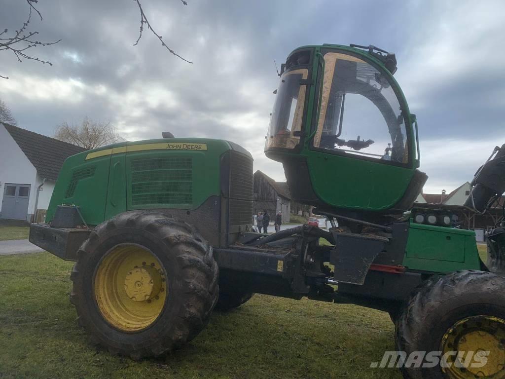 John Deere 1270 E Betakarítók