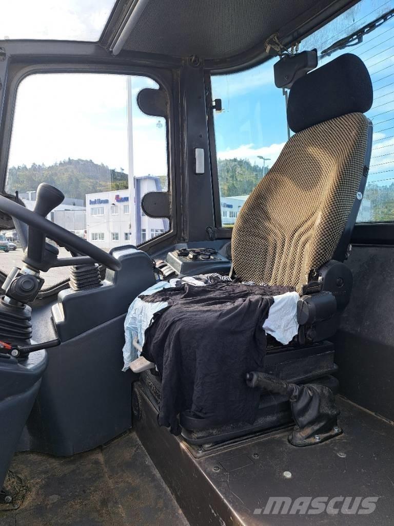 Hitachi ZW 75 Gumikerekes homlokrakodók