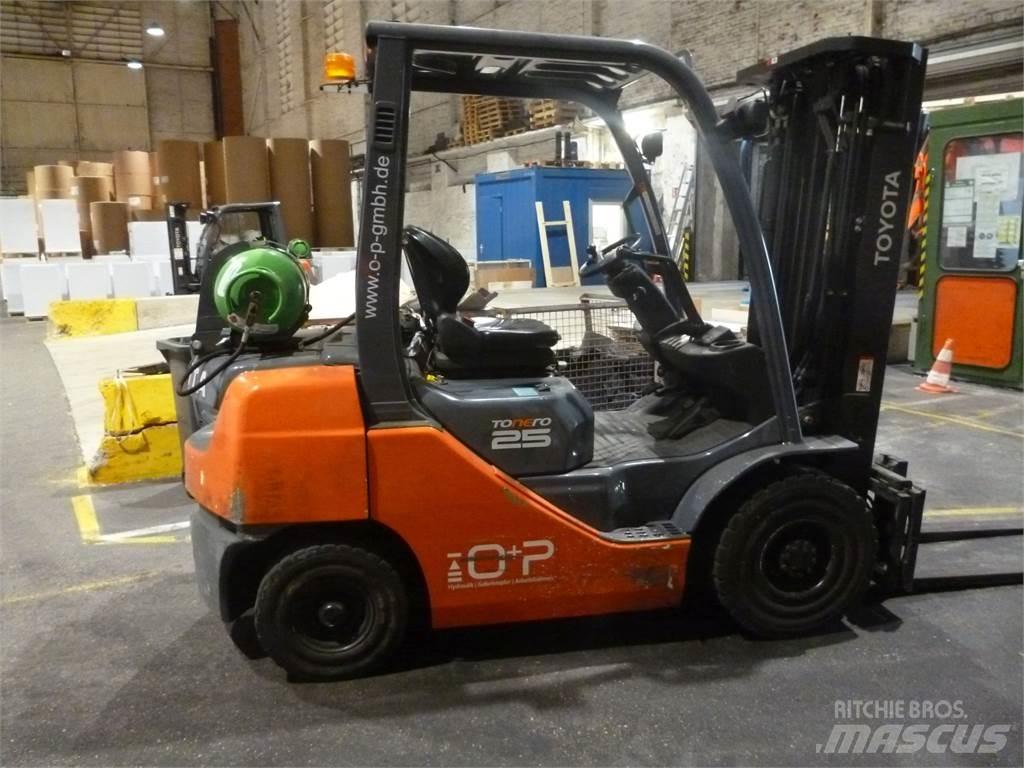 Toyota 02-8FGF25 Gázüzemű targoncák