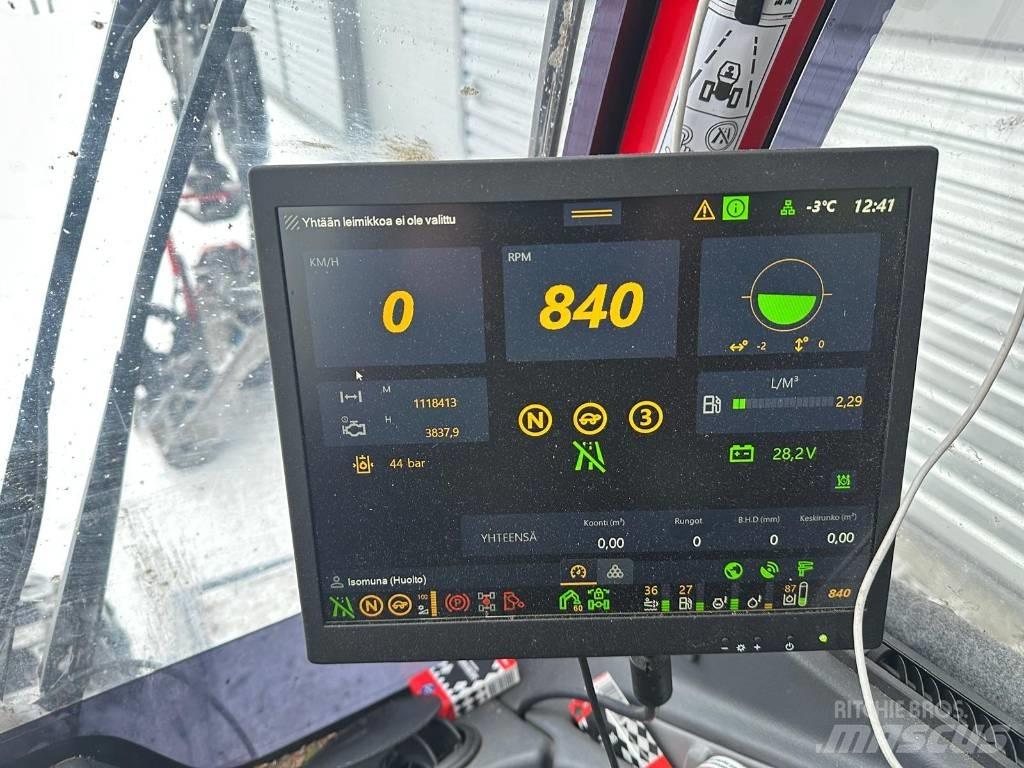 Komatsu 931 XC Betakarítók