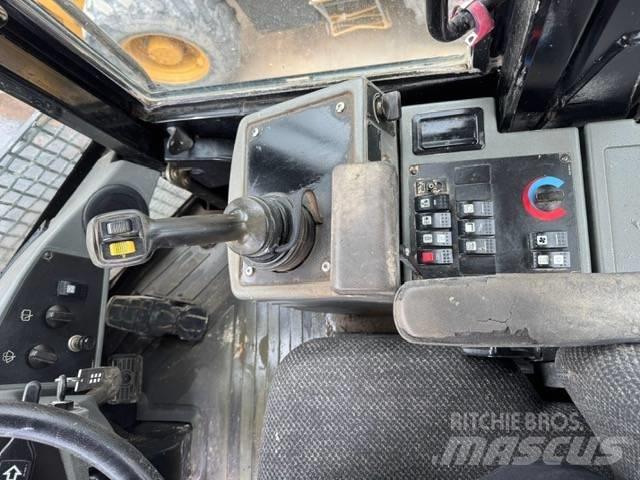 CAT 930 H Gumikerekes homlokrakodók
