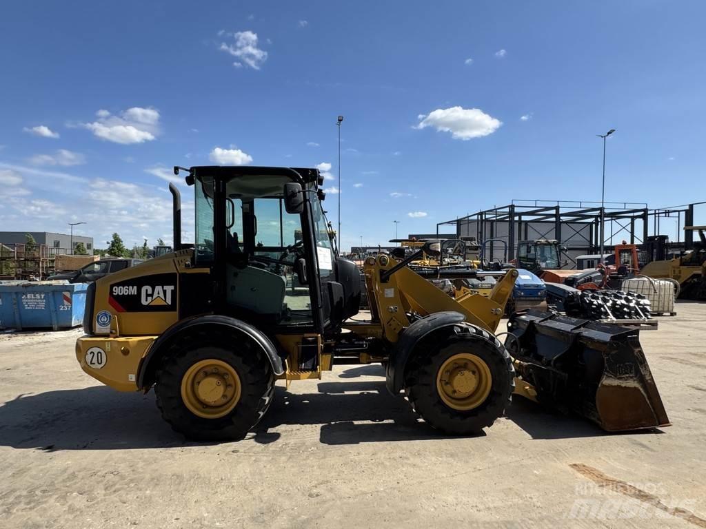 CAT 906M Gumikerekes homlokrakodók