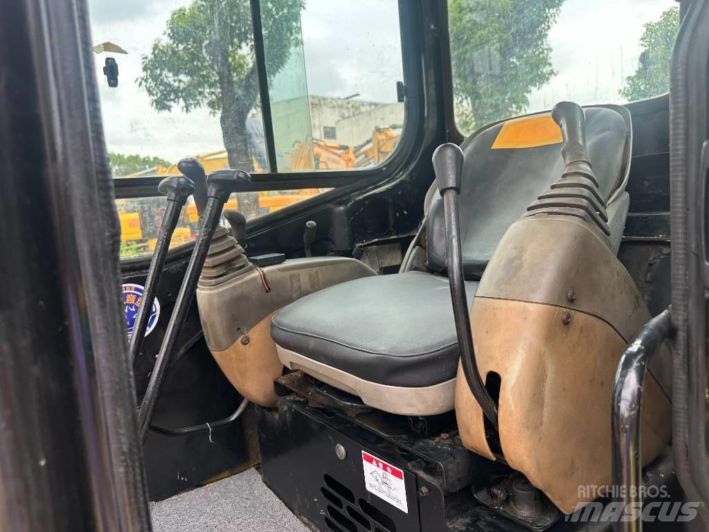 CAT 303 Mini kotrók < 7t