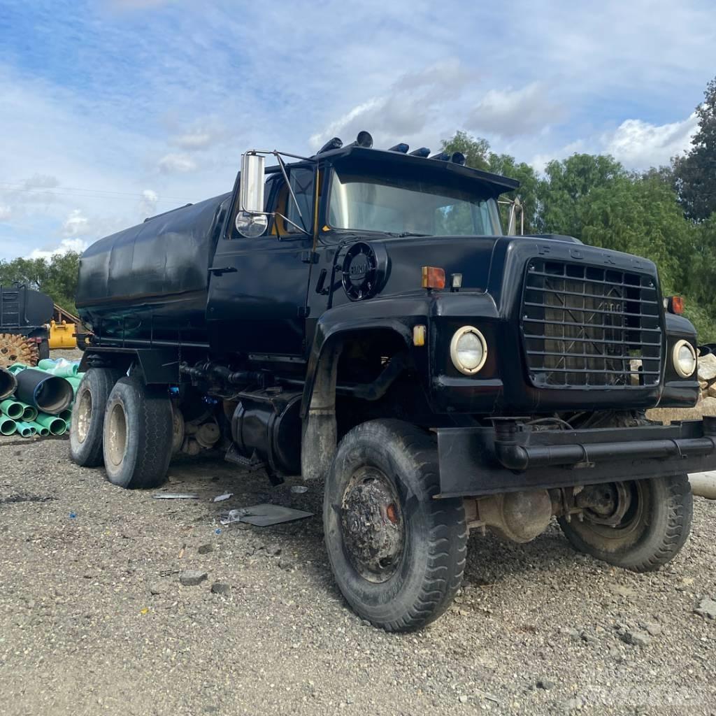 Ford 6 x 6 Vízszállító teherautók