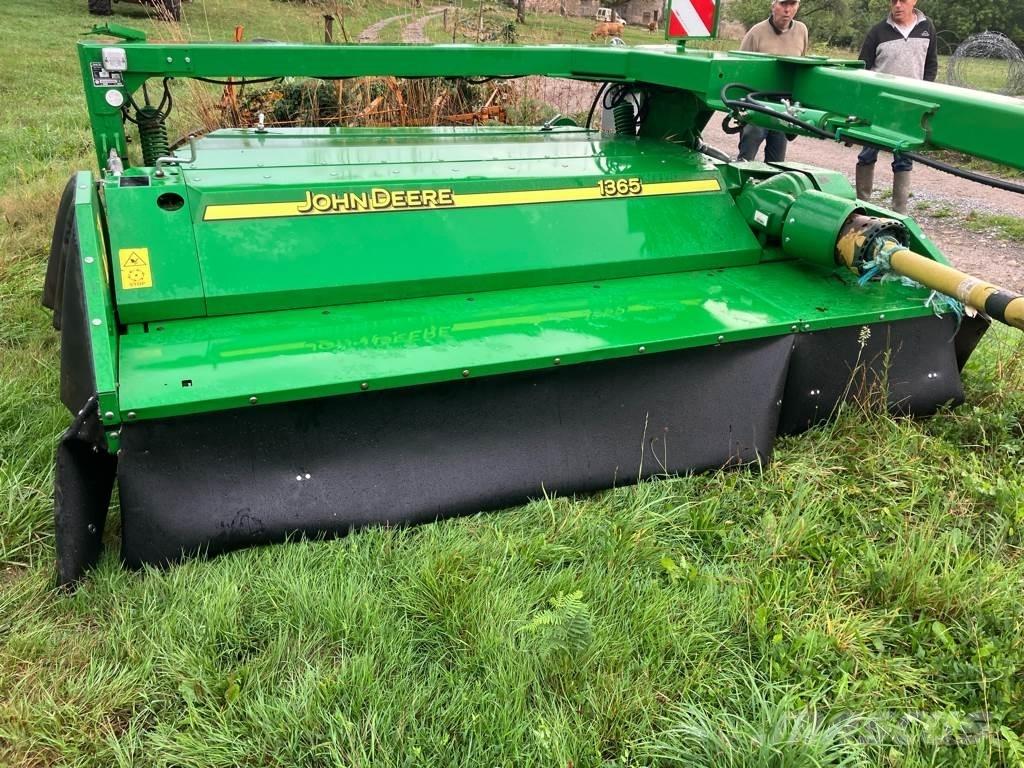 John Deere 1365 Vontatott pázsitnyírók