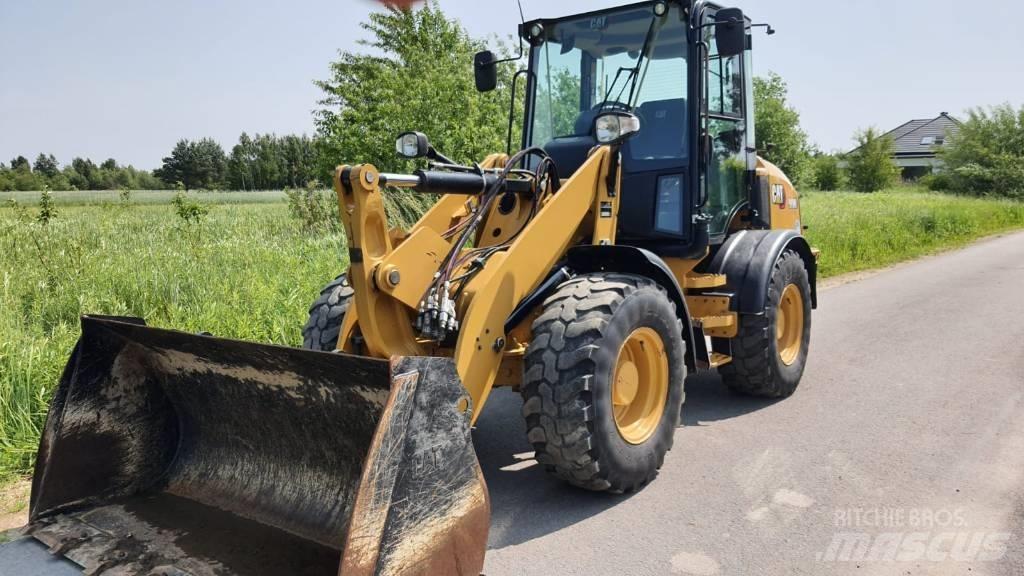 CAT 908M Gumikerekes homlokrakodók