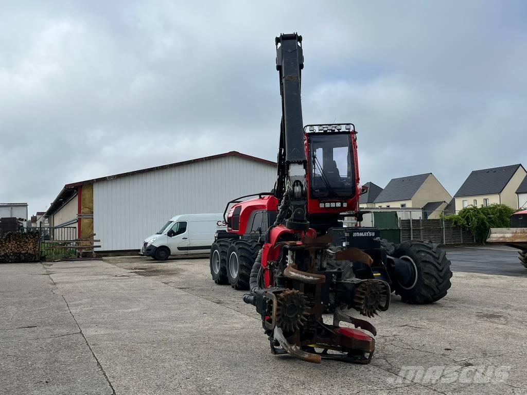 Komatsu 931 XC Betakarítók
