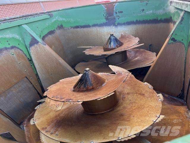 Peecon 26M³ Takarmánykeverők