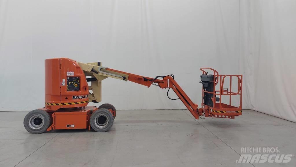 JLG E300AJP Karos emelők