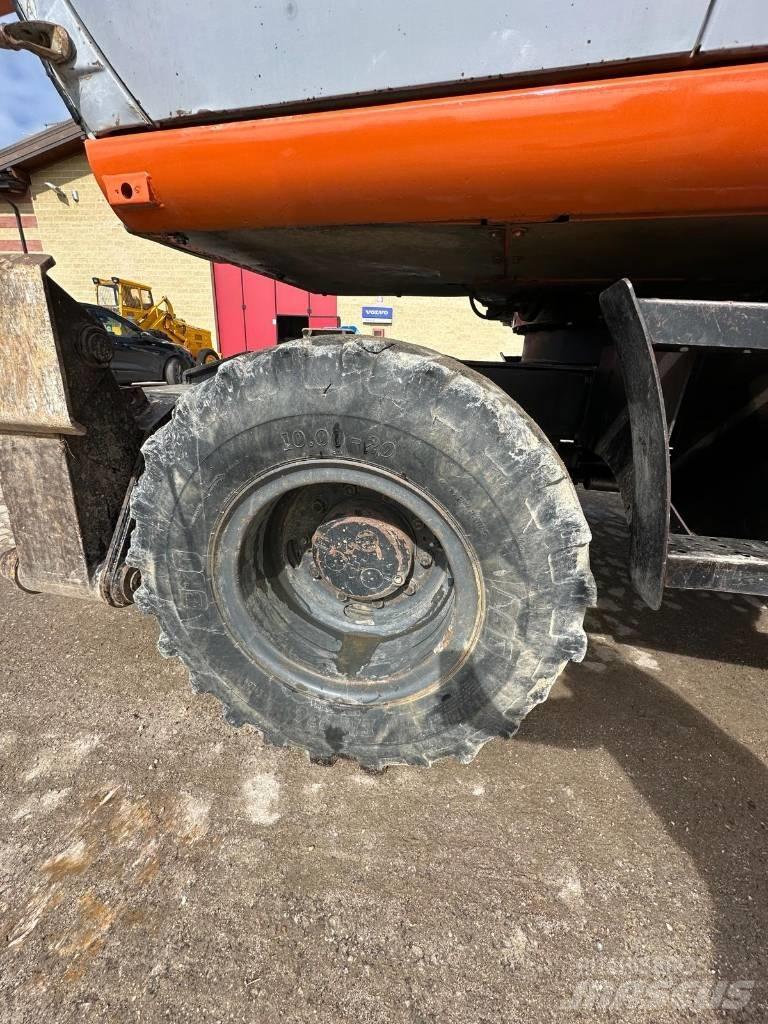 Hitachi EX 165 Gumikerekes kotrók