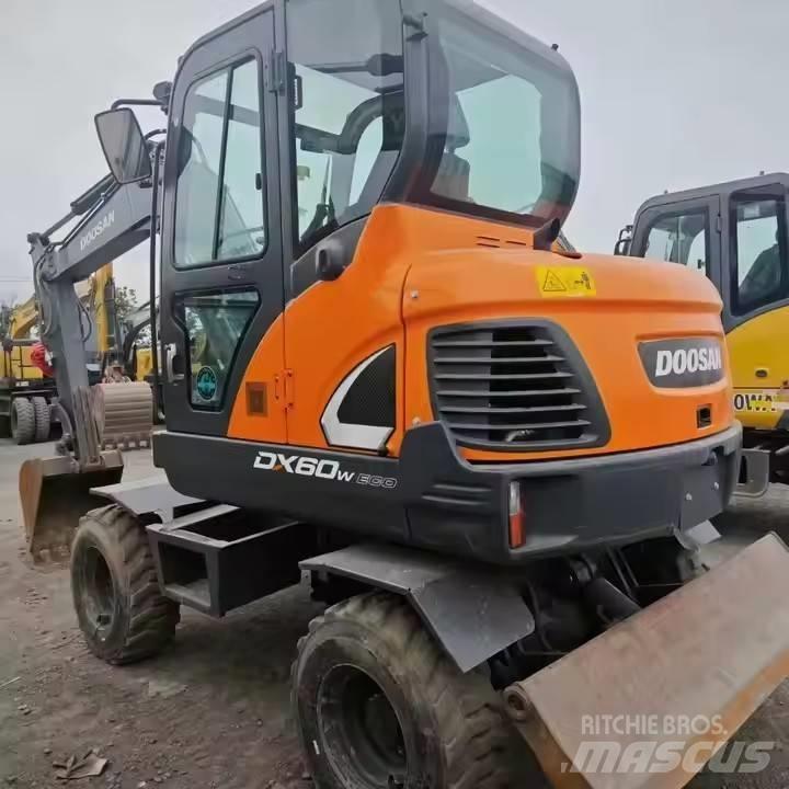Doosan DX60W Gumikerekes kotrók