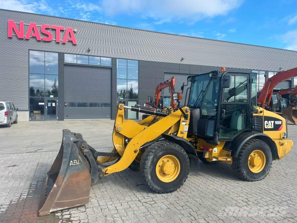 CAT 906M Gumikerekes homlokrakodók