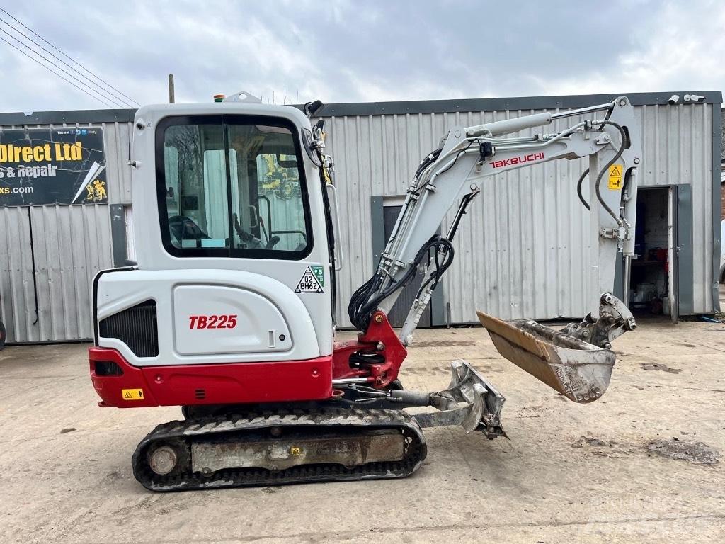 Takeuchi TB 225 Mini kotrók < 7t