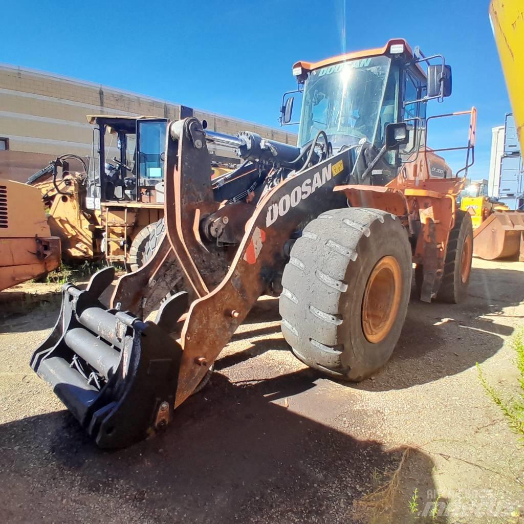 Doosan DL 300-5 Gumikerekes homlokrakodók