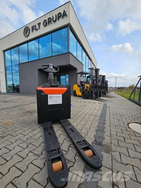 BT LPE 200 Vezetőállásos alacsony emelőkocsi
