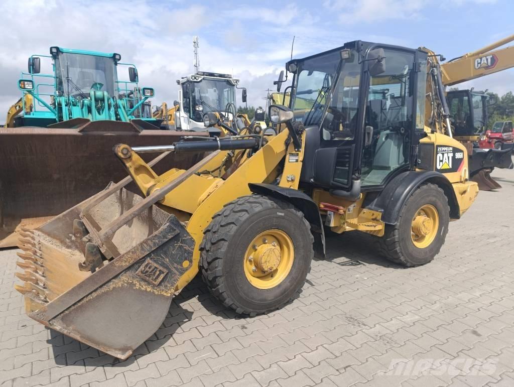 CAT 906 H Gumikerekes homlokrakodók