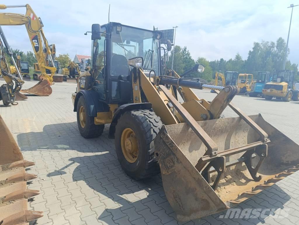 CAT 906 H Gumikerekes homlokrakodók