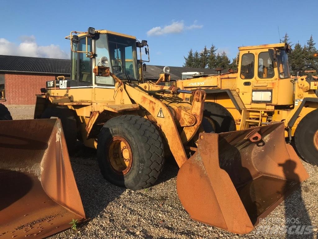 CAT 928F Gumikerekes homlokrakodók