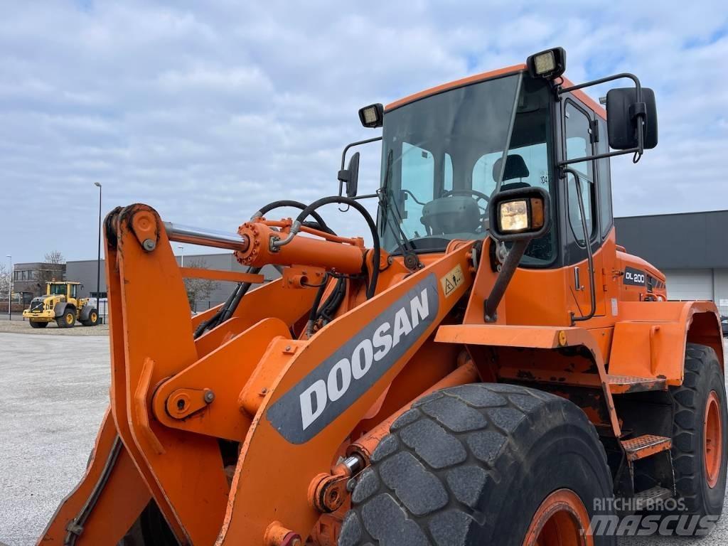 Doosan DL 200 Gumikerekes homlokrakodók
