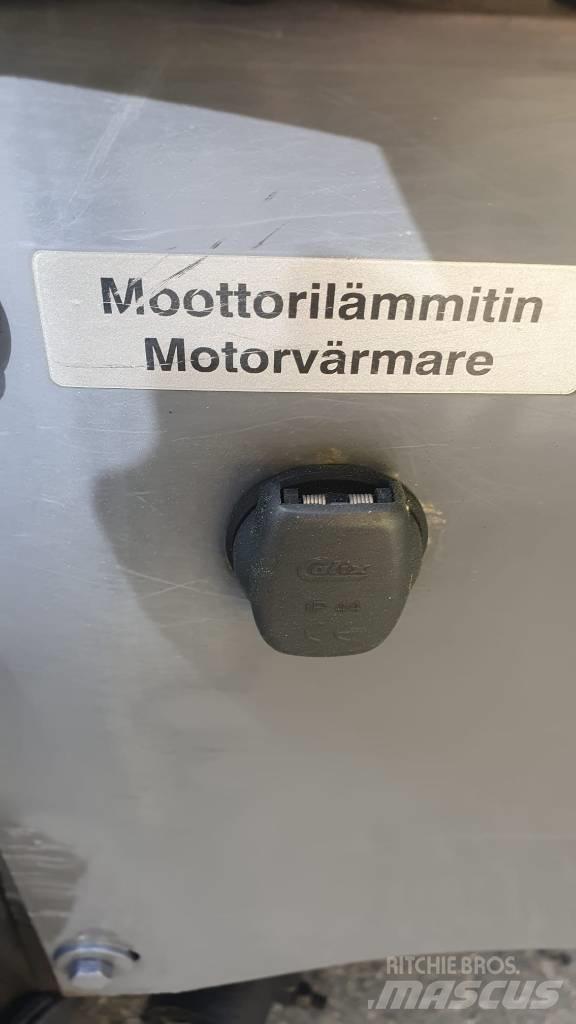 LM Trac 586 Gumikerekes homlokrakodók