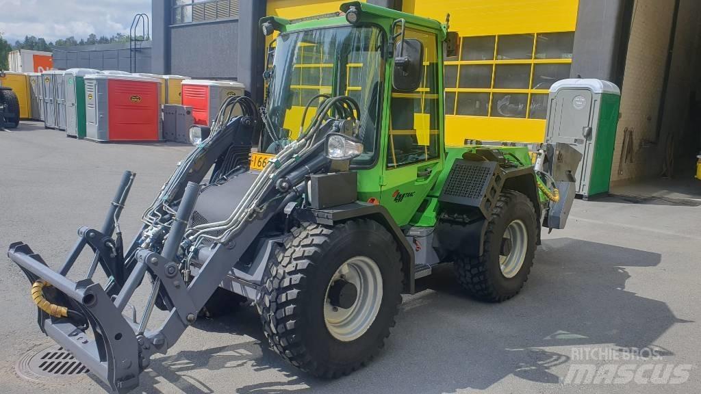 LM Trac 586 Gumikerekes homlokrakodók