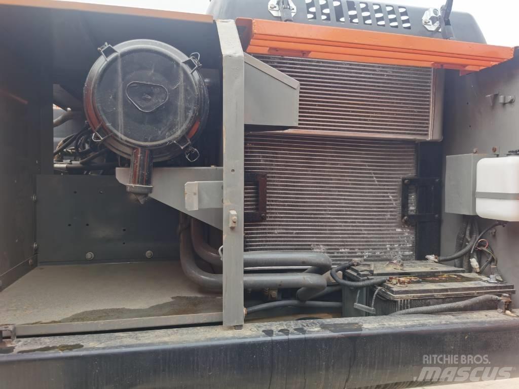 Hitachi ZX 200 Lánctalpas kotrók