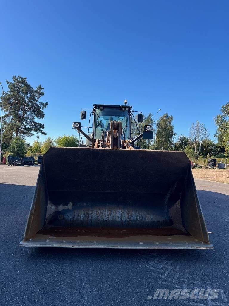 CASE 1021 G Gumikerekes homlokrakodók