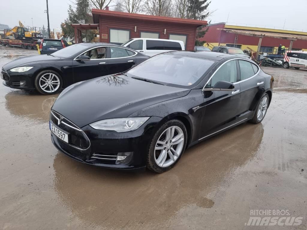 Tesla Model S P85D Kistehergépjárművek