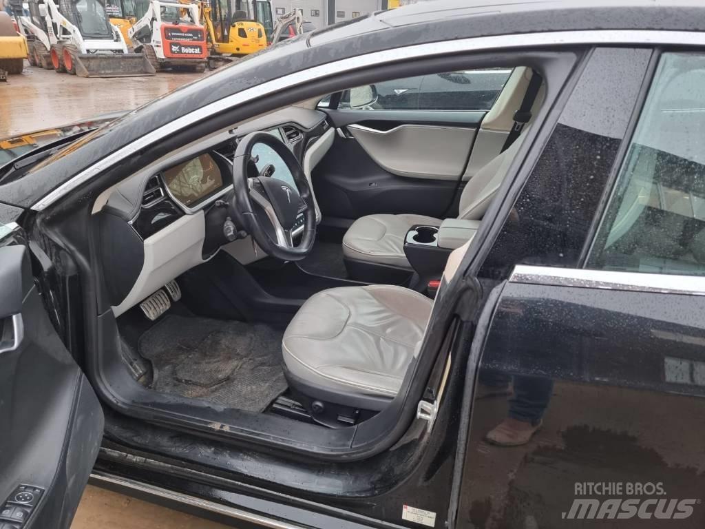 Tesla Model S P85D Kistehergépjárművek