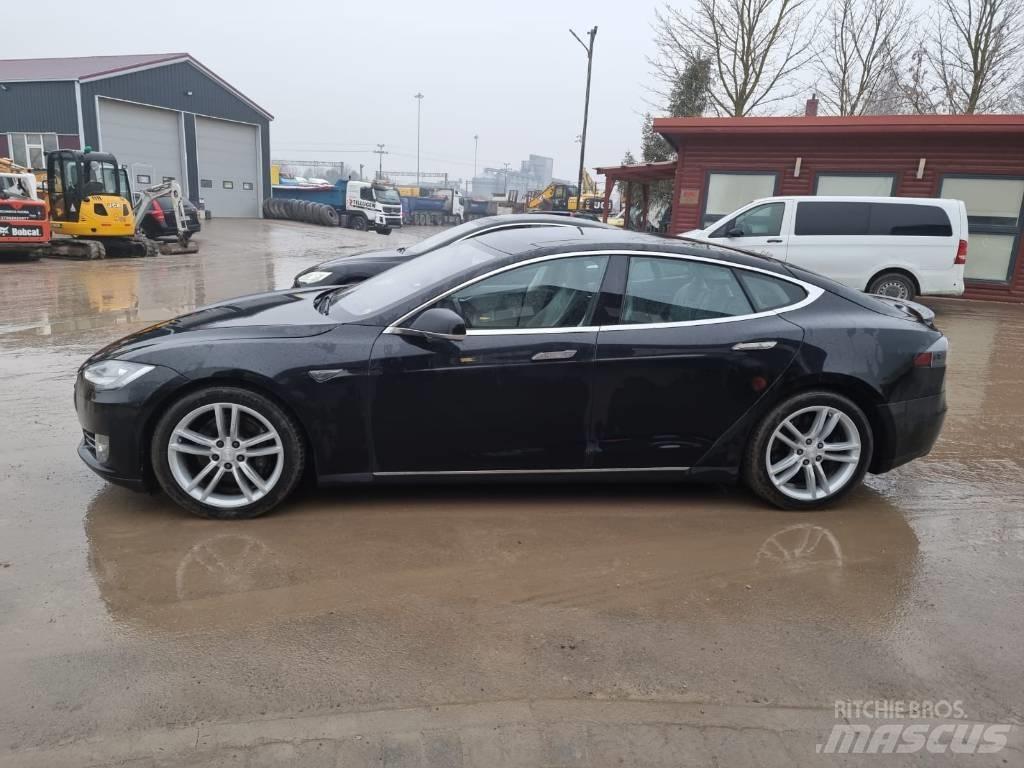Tesla Model S P85D Kistehergépjárművek