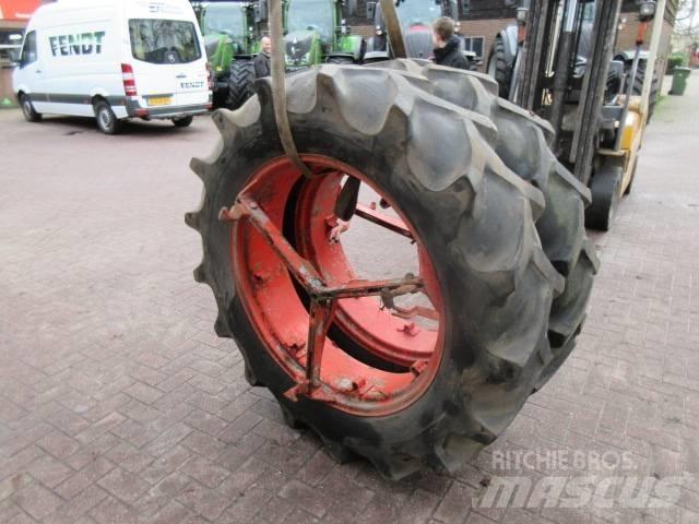 Goodyear 13.6/36 Gumiabroncsok, kerekek és felnik