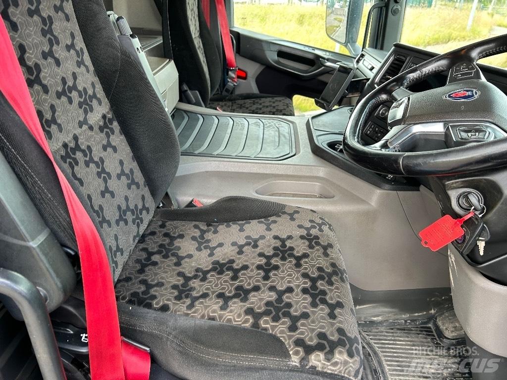 Scania P 410 Platós/Csörlős teherautók
